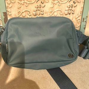 Lululemon everywhere belt bag